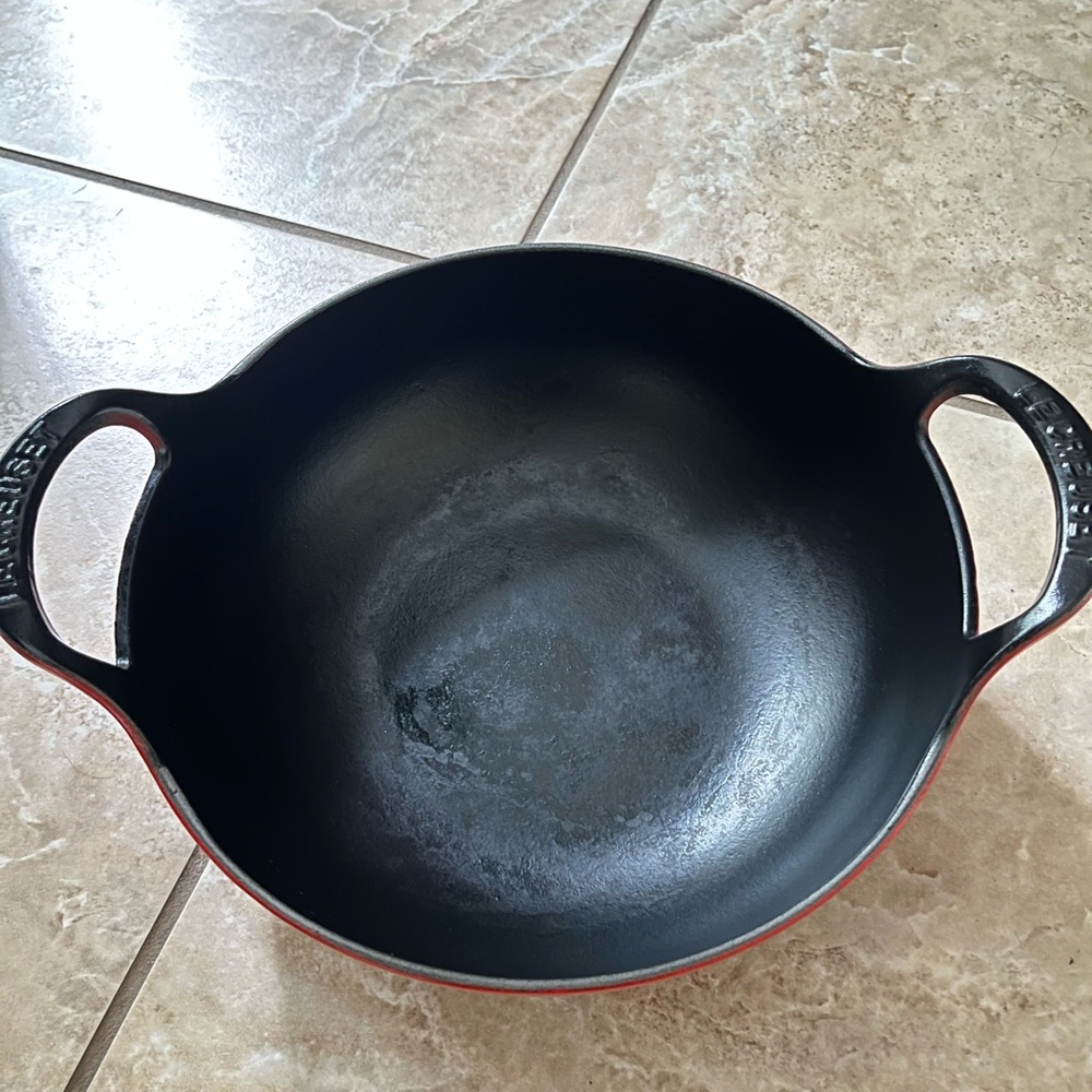 Le Creuset cast iron Balti dish in red - Picture 7 of 11